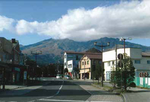 日光駅前から見る女峰山と赤薙山