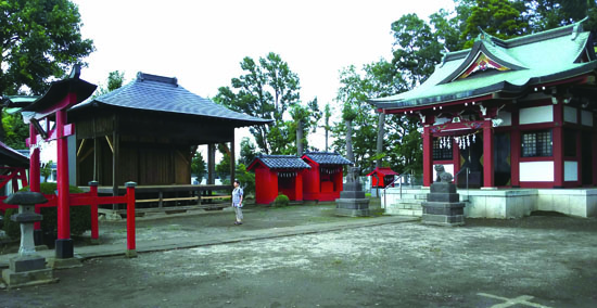 高台に建つ諏訪神社