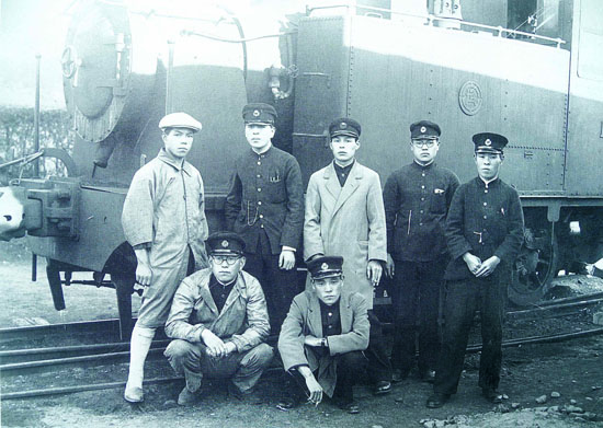 蒸気機関車と社員の人々